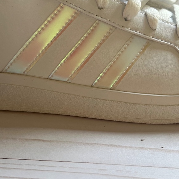 Adidas Grand Court 2.0 Kids Sneakers | White/Iridescent stripes | Size 3 | NIB - Picture 3 of 12